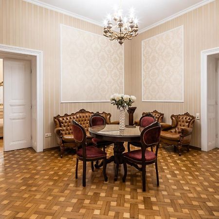 3 Bedrooms Royal Italian Style In An Austrian Building, Parking, Balcony Leópolis Exterior foto