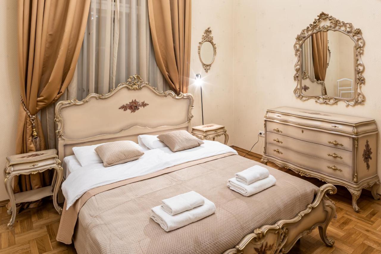 3 Bedrooms Royal Italian Style In An Austrian Building, Parking, Balcony Leópolis Exterior foto