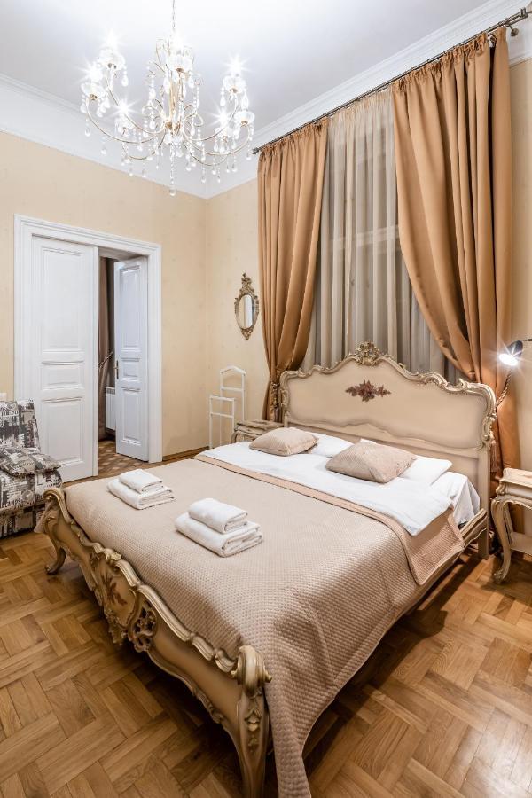 3 Bedrooms Royal Italian Style In An Austrian Building, Parking, Balcony Leópolis Exterior foto