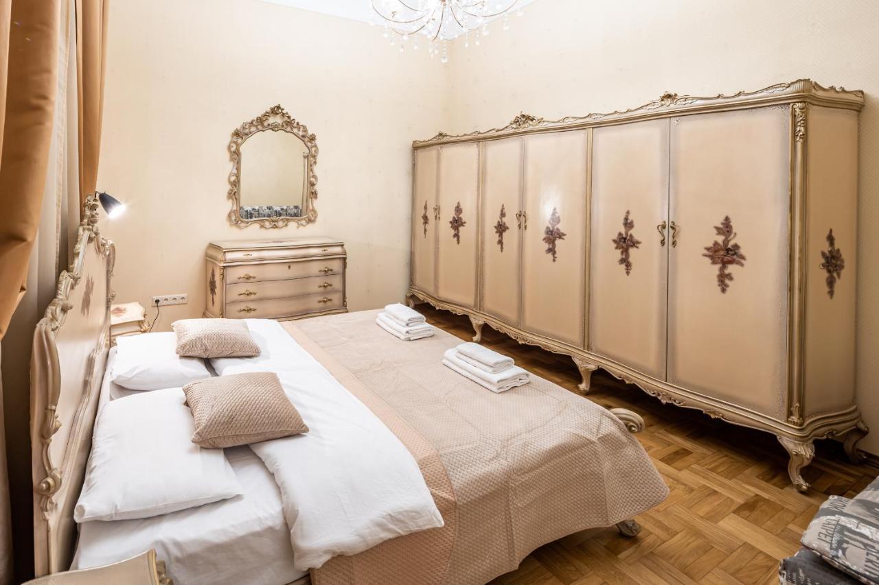 3 Bedrooms Royal Italian Style In An Austrian Building, Parking, Balcony Leópolis Exterior foto