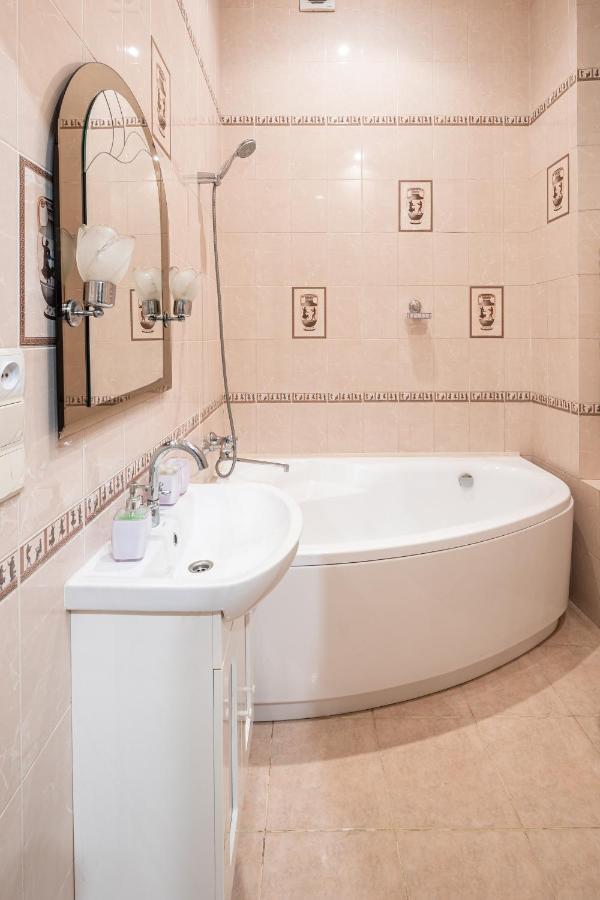 3 Bedrooms Royal Italian Style In An Austrian Building, Parking, Balcony Leópolis Exterior foto