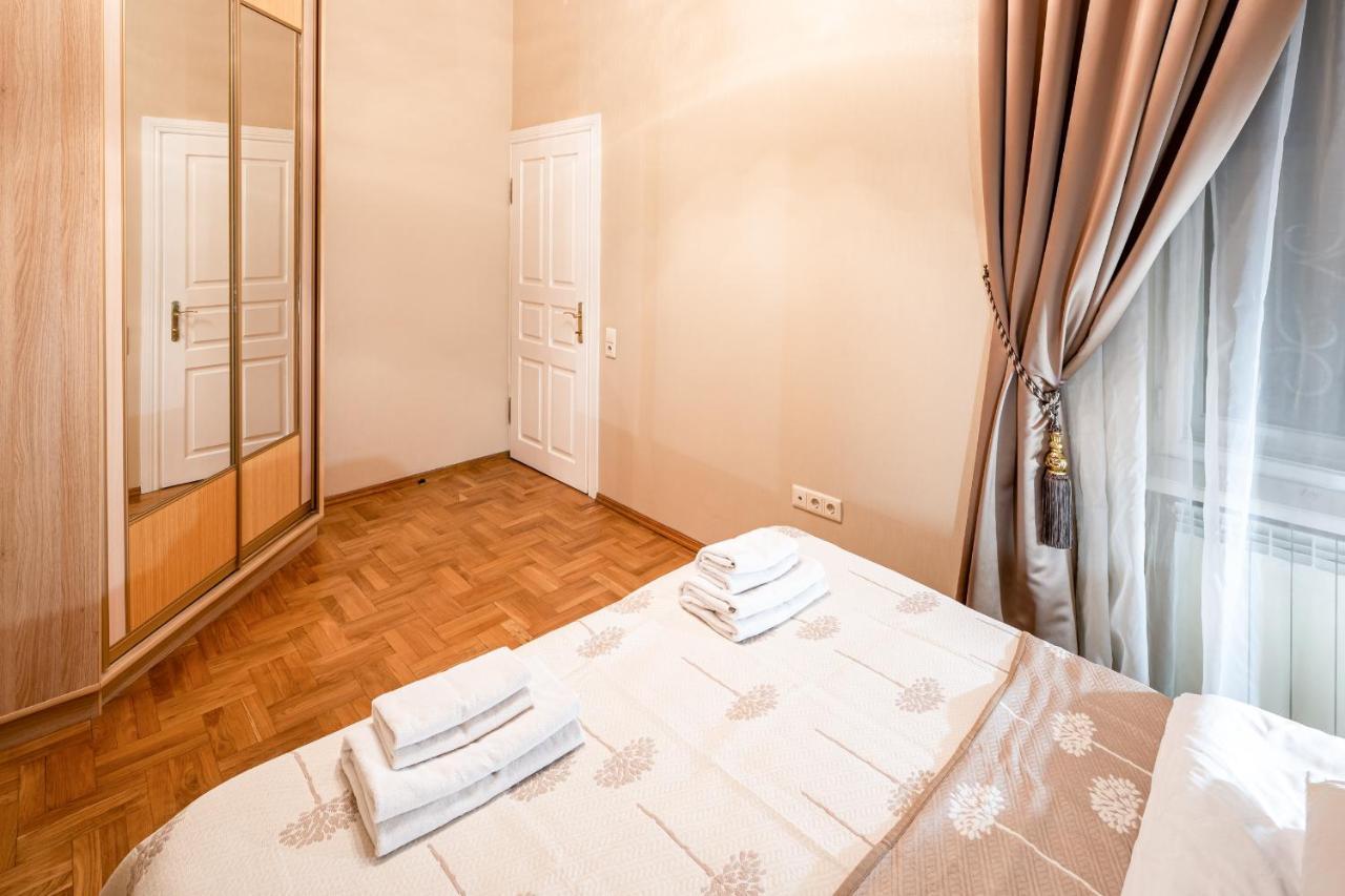 3 Bedrooms Royal Italian Style In An Austrian Building, Parking, Balcony Leópolis Exterior foto