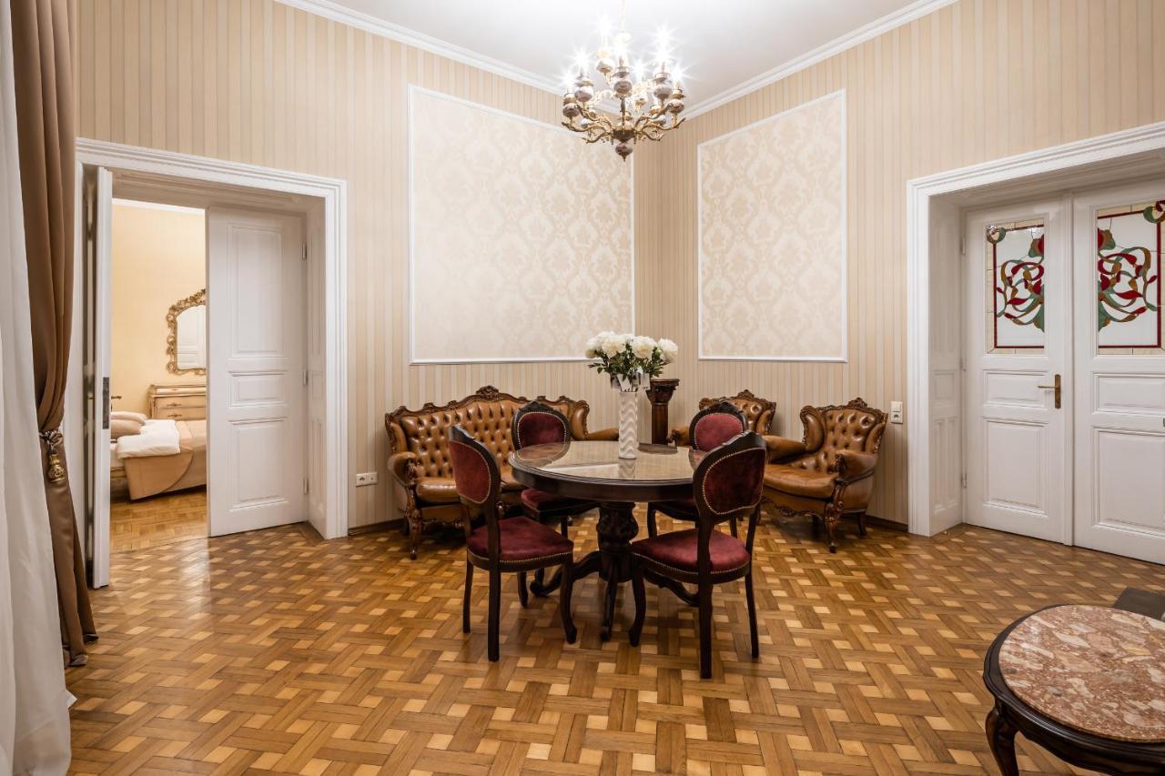 3 Bedrooms Royal Italian Style In An Austrian Building, Parking, Balcony Leópolis Exterior foto