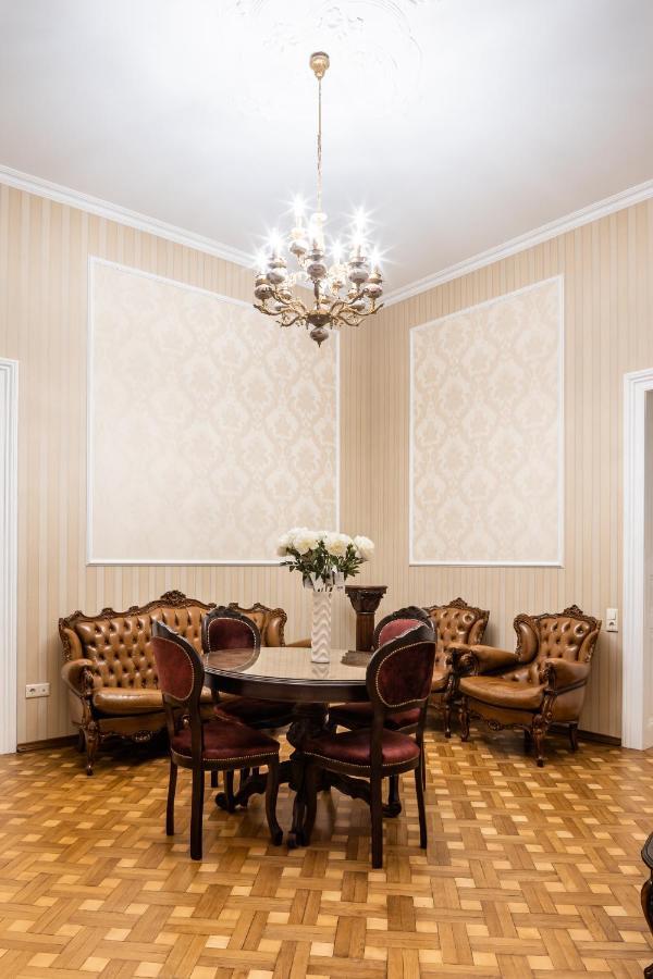 3 Bedrooms Royal Italian Style In An Austrian Building, Parking, Balcony Leópolis Exterior foto