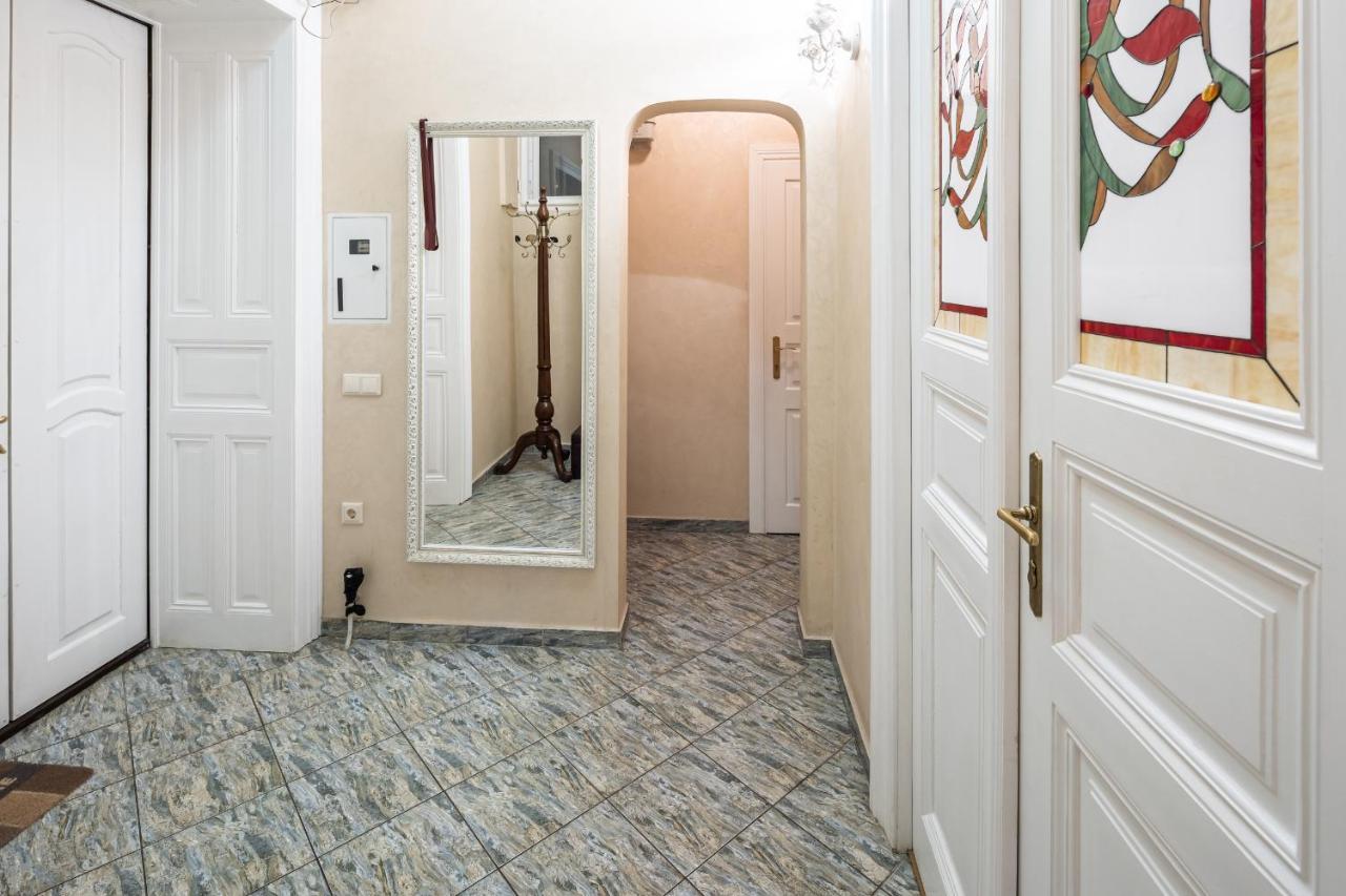 3 Bedrooms Royal Italian Style In An Austrian Building, Parking, Balcony Leópolis Exterior foto
