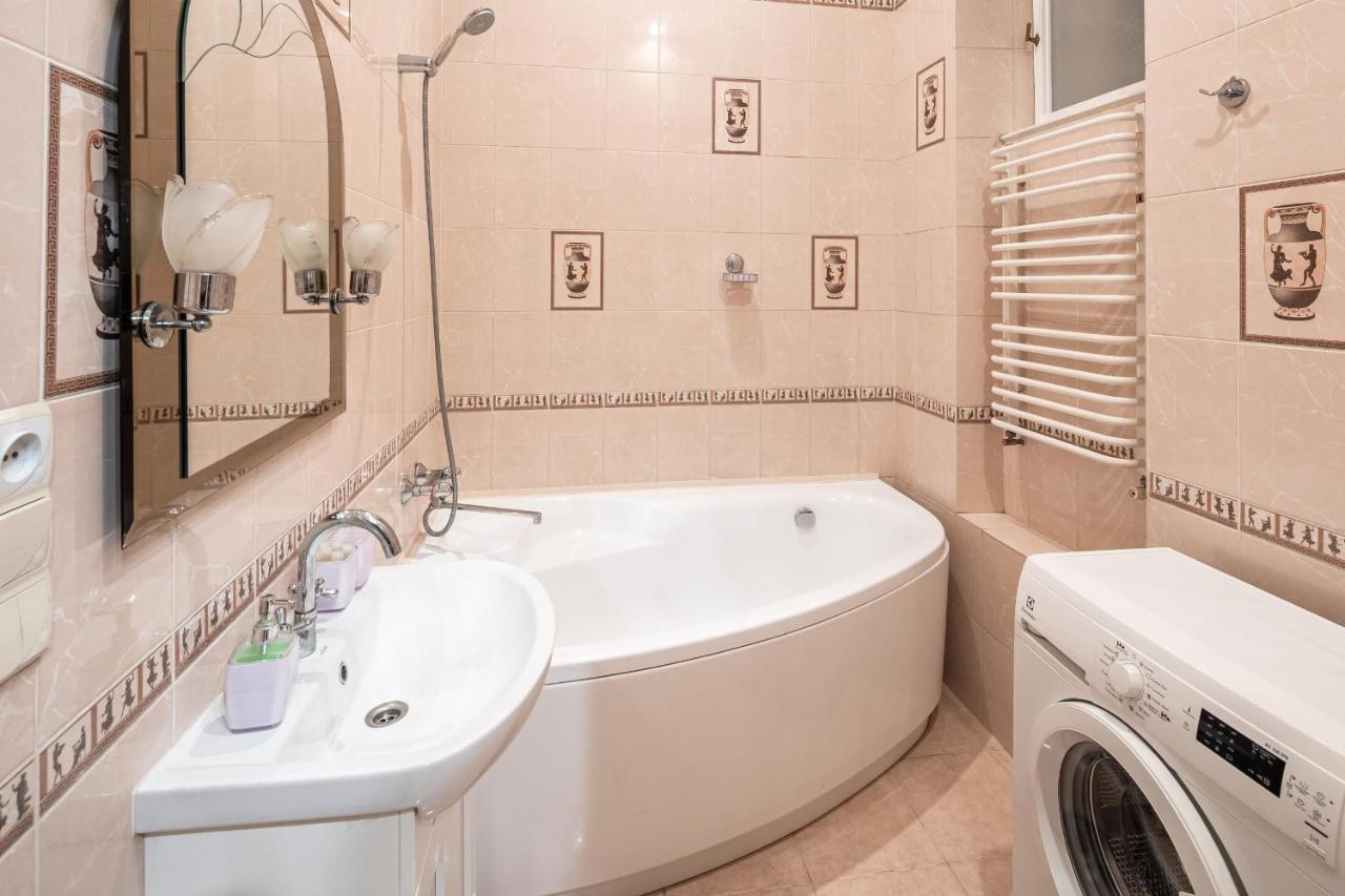 3 Bedrooms Royal Italian Style In An Austrian Building, Parking, Balcony Leópolis Exterior foto