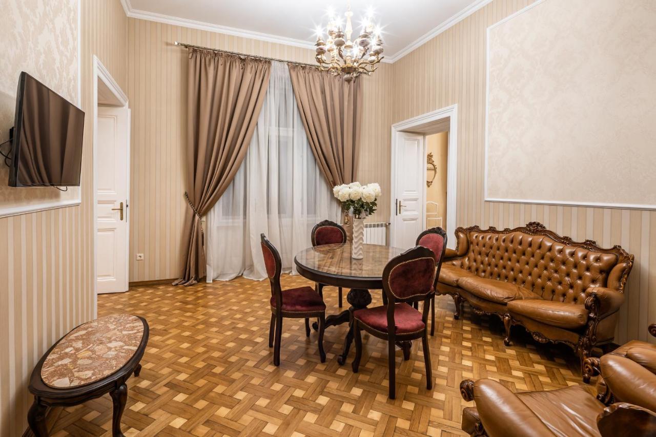 3 Bedrooms Royal Italian Style In An Austrian Building, Parking, Balcony Leópolis Exterior foto